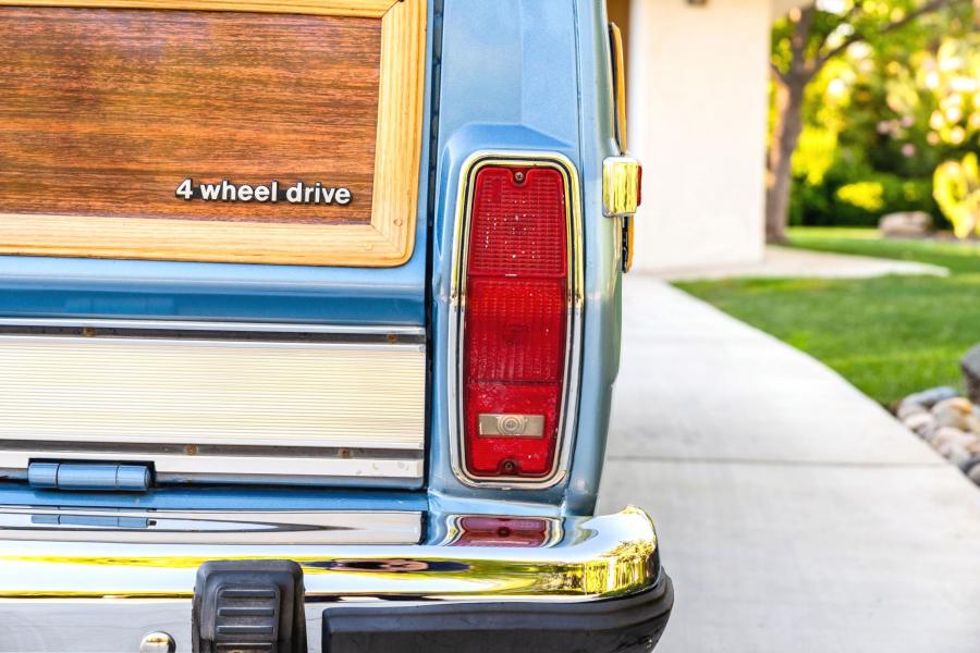 Детали экстерьера Jeep Grand Wagoneer LS1 V8 1984 года  (фото 31 из 179)